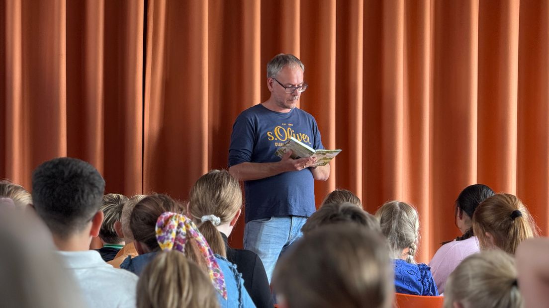 Otto Torenbosch presenteert zijn boek aan schoolkinderen