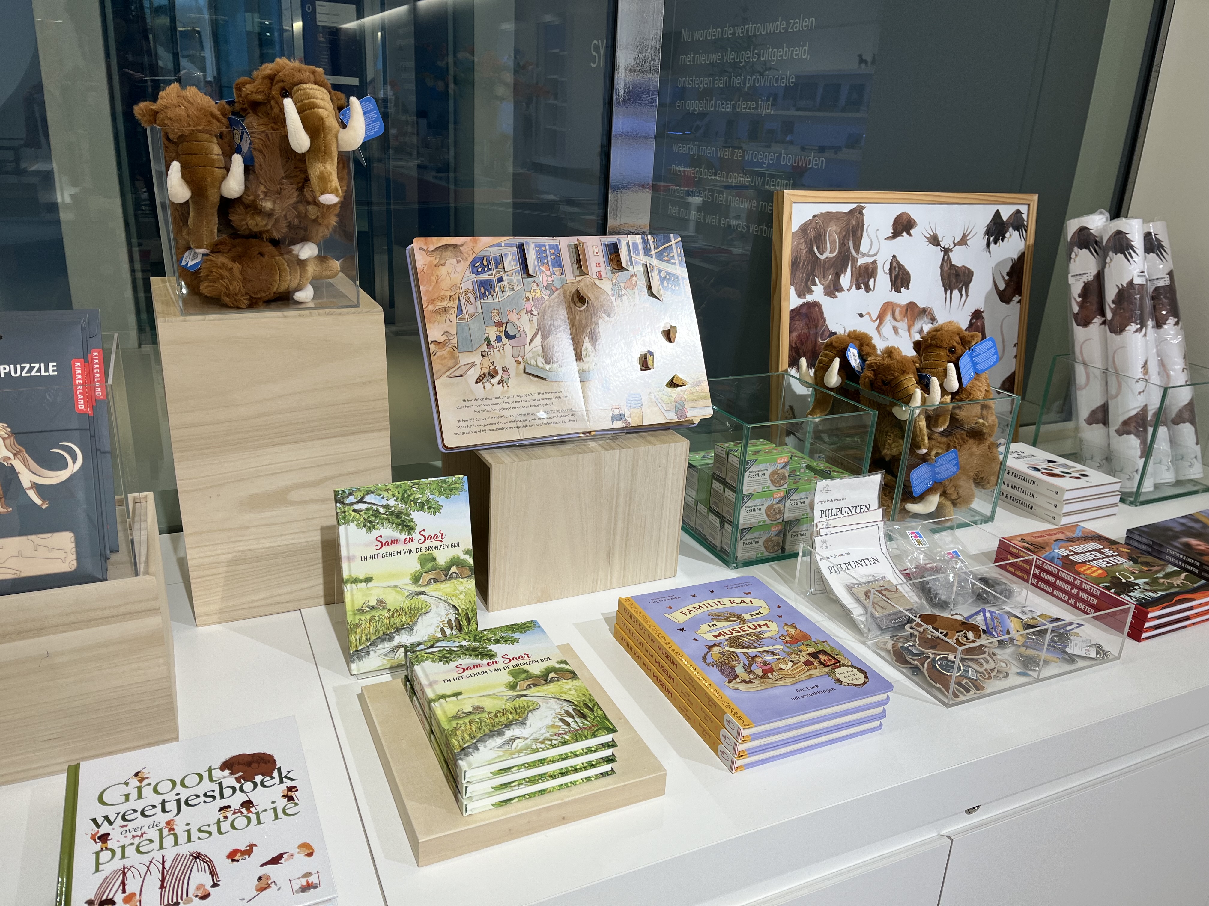 Sam en Saar in de museumwinkel van het Drents Museum