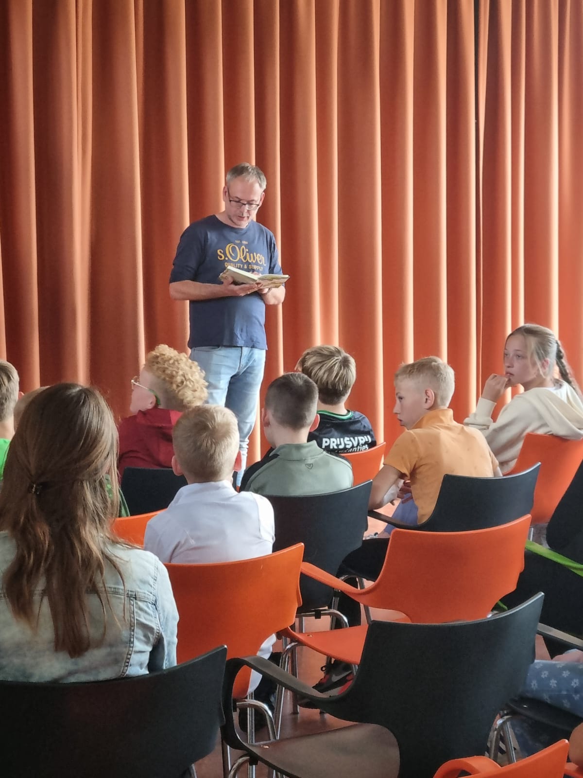 Otto leest voor uit het boek