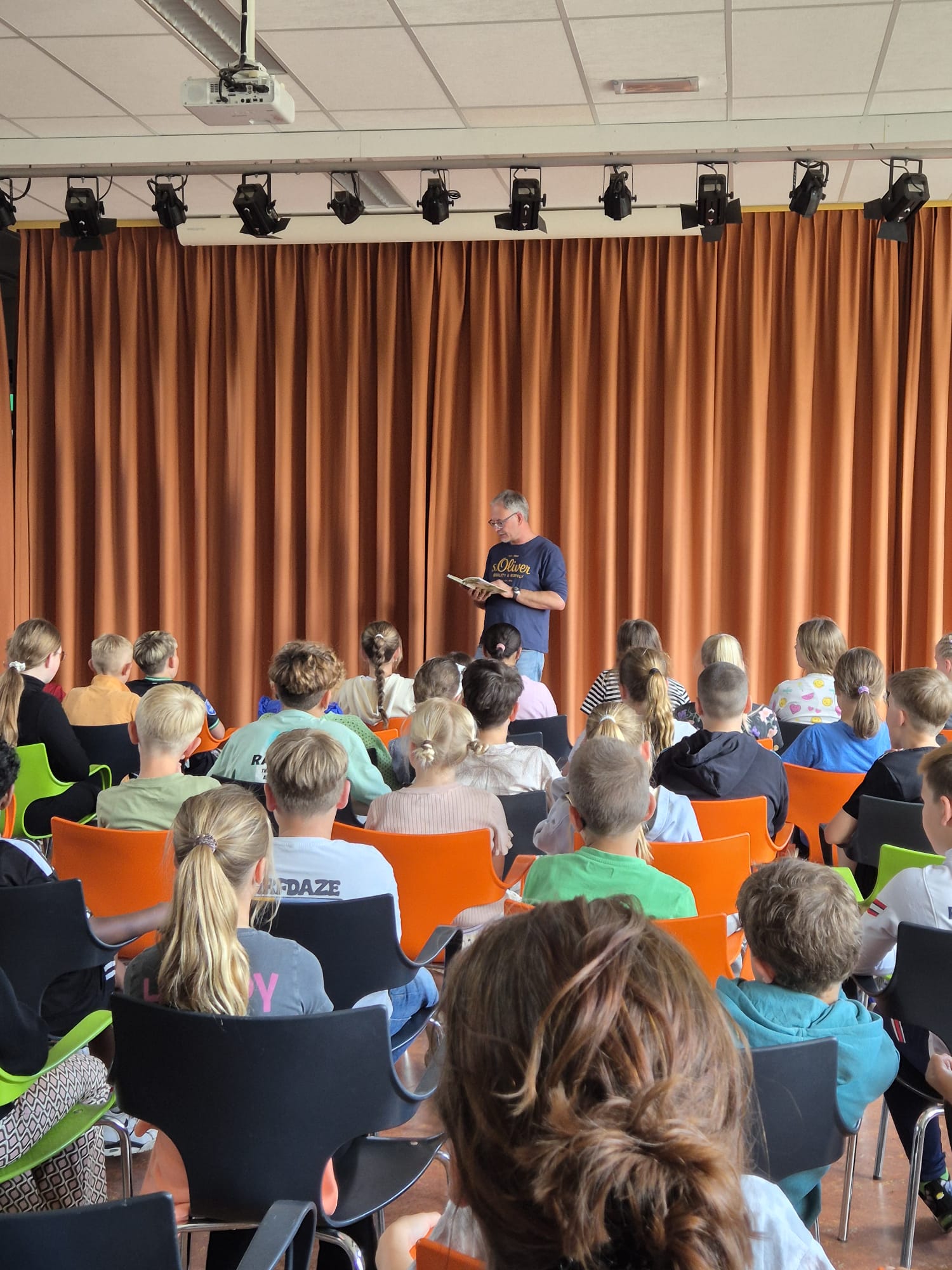 Overhandiging van het boek aan de scholen
