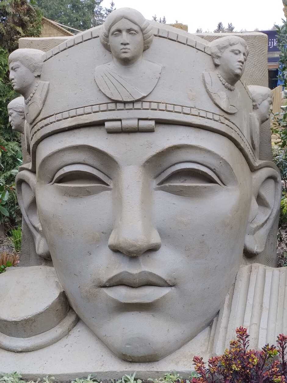 Zandsculptuur van een Romeinse ruiter met masker bij Zandsculpturen Garderen — hetzelfde type masker dat Otto en Gert ooit vonden tijdens het detecteren