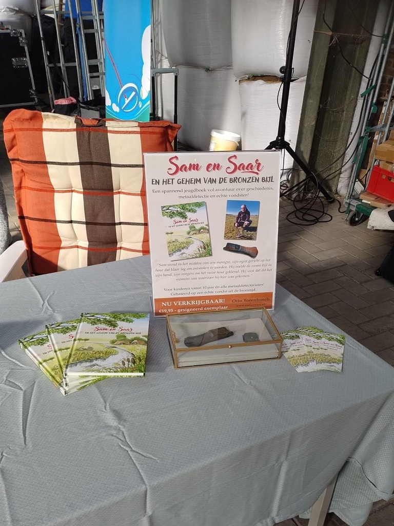 Otto Torenbosch op de zoekdag in Zeeland met zijn boek