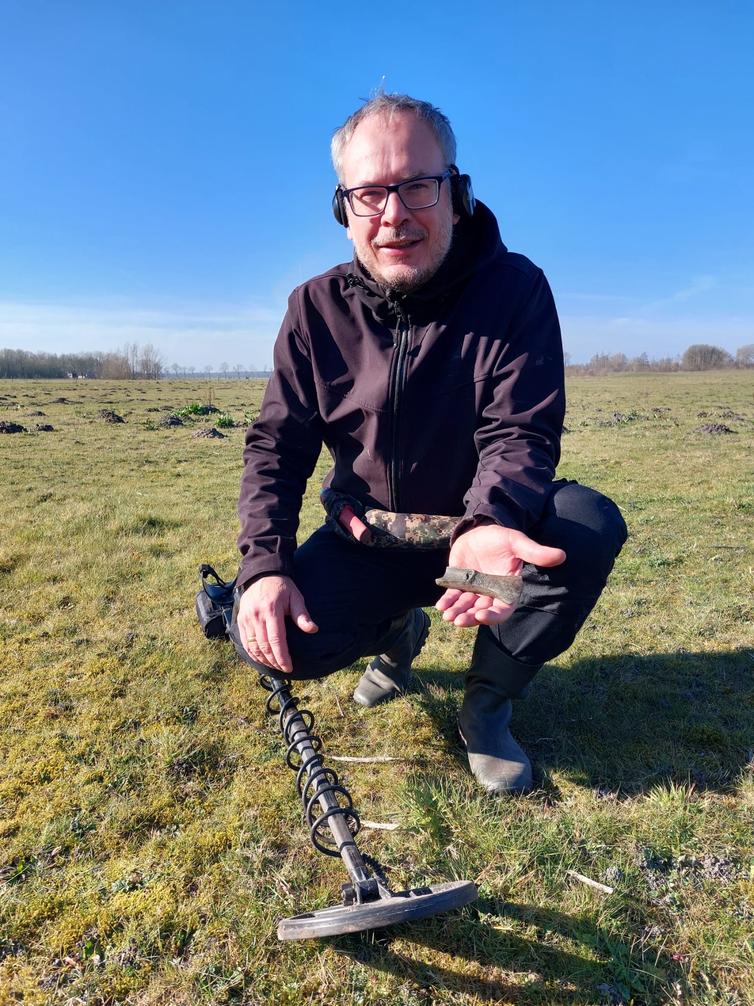 Otto Torenbosch met een metaaldetector op een veld